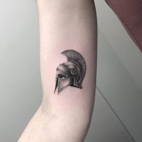 Gladiator Helmet Tattoo, Ideas Tatuajes Hombre, Warrior Helmet Tattoo, Tattoo Gladiator, Helmet Tattoo Design, Spqr Tattoo, Warriors Tattoo, Spartan Helmet Tattoo, Tattoo 101