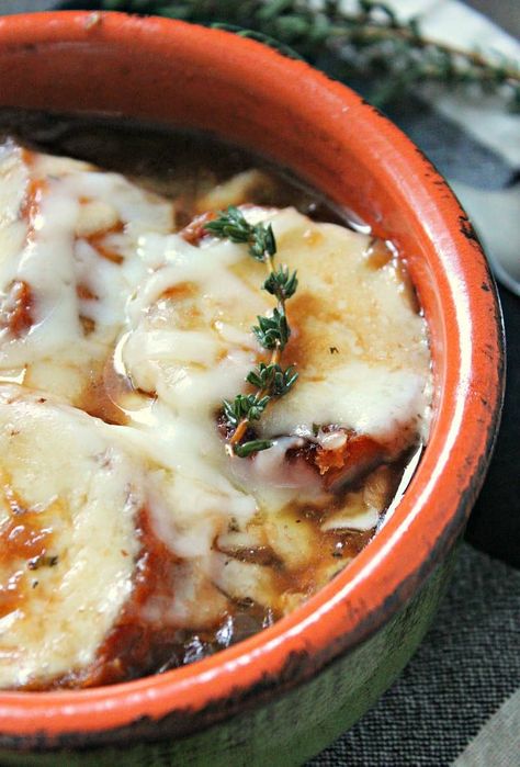 Cheesy Croutons, Classic French Onion Soup, French Onion Soup Recipe, Onion Soup Recipes, Gruyere Cheese, Beef Stock, French Onion Soup, Easy Soups, French Onion