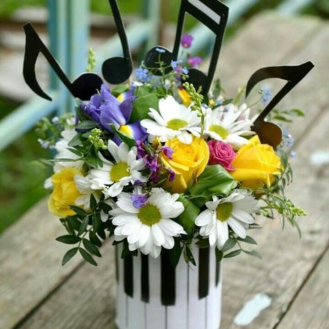 flower arrangements for stylish home decoration Music Flower Arrangements, Music Table Decor, Music Table Decorations, Piano Flowers, Graduation Flowers Bouquet, Music Party Decorations, Easter Brunch Table, Graduation Flowers, Music Themed Parties