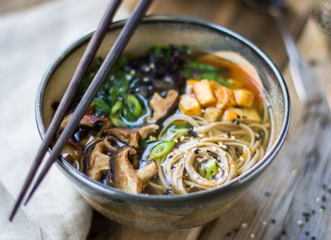 Miso and Soba Noodle Soup with Roasted Sriracha Tofu and Shiitake Mushrooms Italian Noodles, Soba Noodle Soup, Sriracha Tofu, Miso Recipes, Soba Noodles Soup, Japanese Meals, Asian Soups, Miso Recipe, Bojon Gourmet