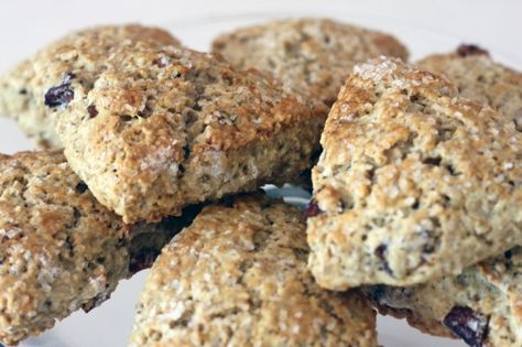 {RECIPE} Steel Cut Oatmeal Scones with Dried Plums... Yum! Irish Scones, Oatmeal Scones, Oat Scones, Sweet Biscuits, Steel Cut Oatmeal, Smart Snacks, Dried Plums, Steel Cut Oats, Scone Recipe