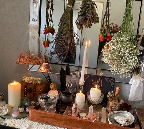 Altar Arrangement Witchcraft, Small Witch Altar, Small Altar Ideas Witch, Brigid Altar, Folklore Room, Small Altar Ideas, Beauty Altar, Witchcraft Altars, Witch Altar Inspiration