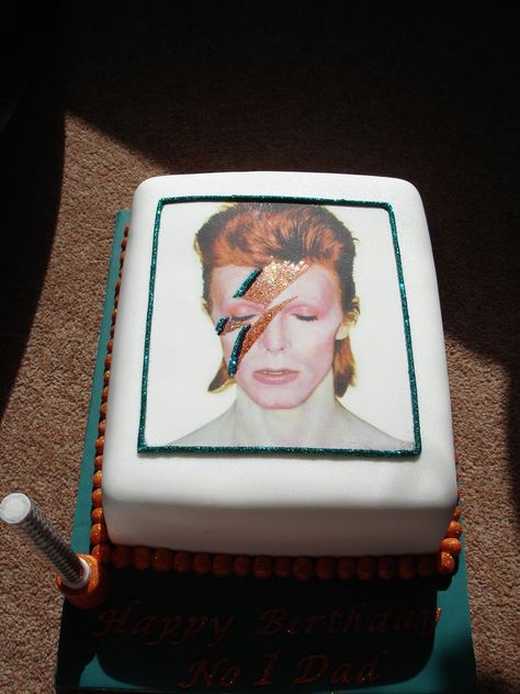 David Bowie Cake Bowie Birthday, David Bowie Birthday, Bowie Labyrinth, Baker Man, Prince Party, Ziggy Stardust, 16th Birthday Party, Mum Birthday, Cool Themes