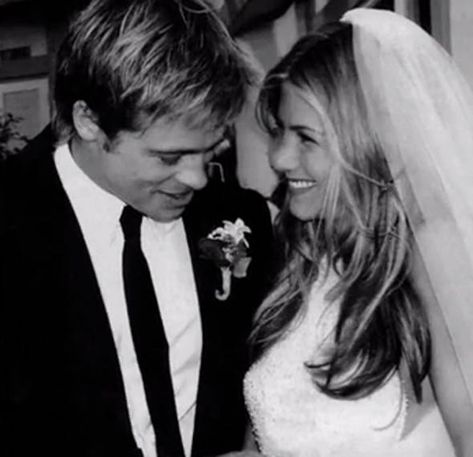 Brad Pitt Wedding, Jennifer Aniston Wedding Dress, Brad Pitt And Jennifer Aniston, Jennifer Aniston Wedding, Friends Jennifer Aniston, Brad Pitt Jennifer Aniston, Celebrity Wedding Gowns, Funny Wedding Vows, Brad Pitt And Jennifer