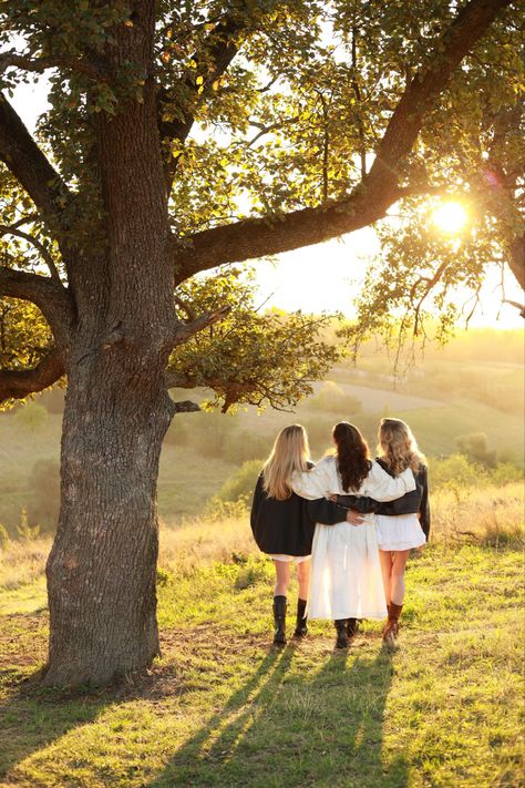 #photography #photoshoot #ideasforphoto #ideas #friendship Four Friends Photoshoot, 3 Sister Picture Ideas, Older Sisters Photo Shoot, Adult Sisters Photoshoot, 3 Sisters Photoshoot Poses, 3 Sisters Photoshoot, Sister Photo Shoot Ideas, 3 Sisters Photography, Sister Photography Poses