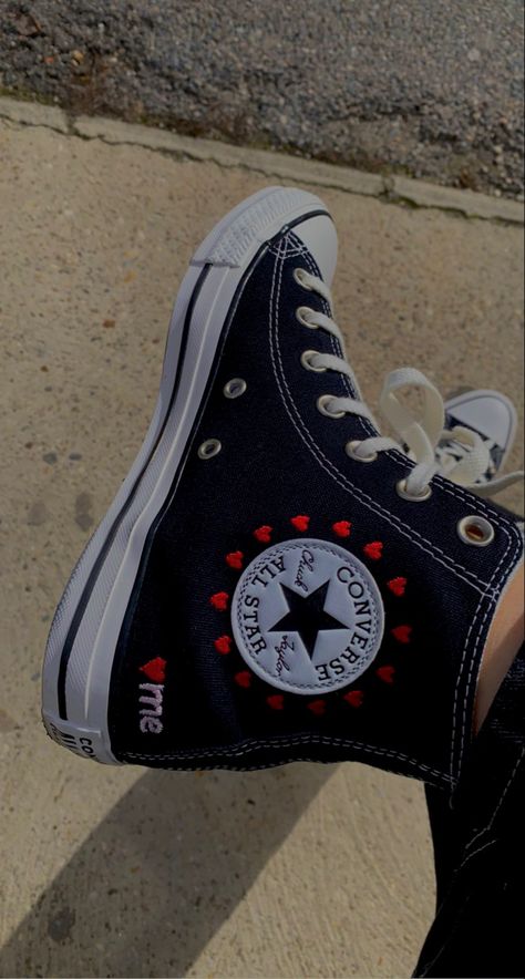 Black Converse Aesthetic, How To Style Converse, Converse Cute, Heart Converse, Concept Sneakers, Converse Embroidery, Streetwear Cute, Tenis Converse, Converse Aesthetic