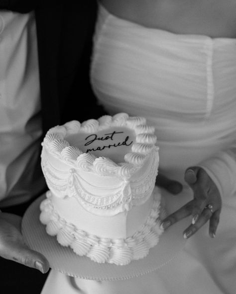 Who doesn’t love cake on wedding day! Seriously if you’re looking for a cute cake check out @bellaabakesss Married Af, Black And White Wedding Cake, Courthouse Wedding Photos, Vintage Wedding Cake, Black And White Wedding Theme, Old Hollywood Wedding, Small Wedding Cakes, Black Wedding Cakes, Wedding Cake Ideas