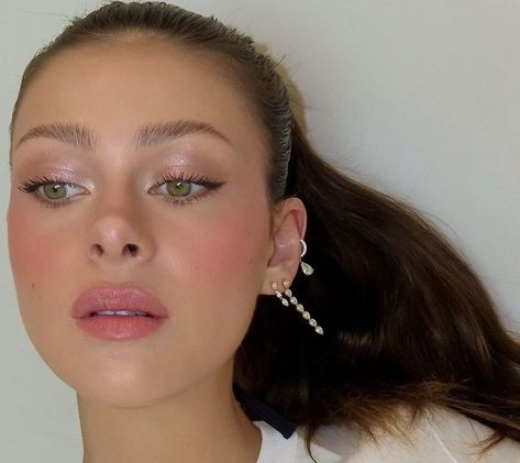 superficialdoll ཻུ۪۪♡. on X: "https://t.co/VkZ5JGagLD" / X Maquillage On Fleek, Nicola Peltz, Face Art Makeup, Chic Makeup, Make Up Tutorial, Chanel Makeup, Makeup Looks Tutorial, Glowy Makeup, Daily Makeup