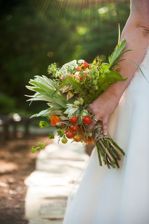 Bridal bouquet with tomatoes Tomato Bouquet, Tomato Farm, Wedding Collage, Tomato Farming, Wedding Flowers Summer, Flower Inspiration, Wedding Flower Inspiration, Candy Store, Wedding Floral