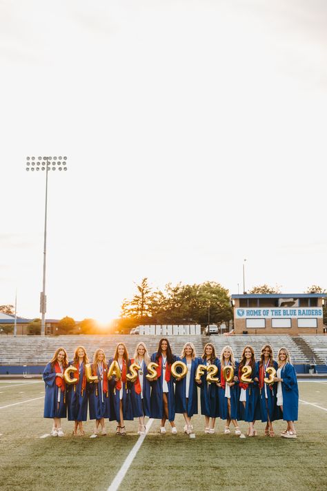 Group Cap And Gown Pictures, Class Pictures Ideas Group, Senior Rep Photoshoot, Group Senior Pictures, Cap And Gown Photos, Group Picture Poses, Senior Year Things, Yearbook Pictures, Cap And Gown Pictures