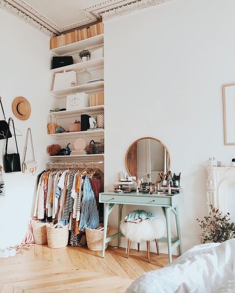 Dorm Room Desk, Corner Closet, Small Closet Space, Closet Built Ins, Open Closet, Tiny House Inspiration, Build A Closet, Small Space Storage, Trendy Bedroom