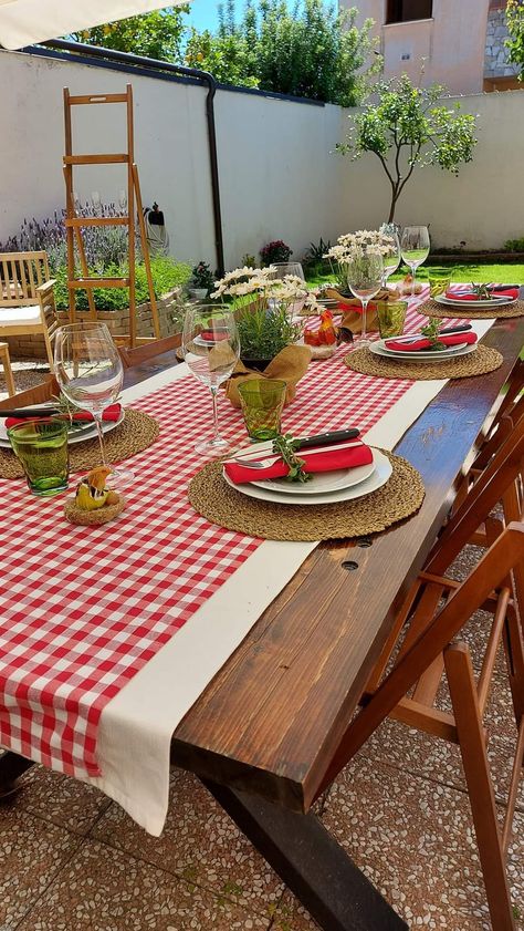 Italian Dinner Table Decor, Italy Party Theme, Pizza Party Food, Backyard Pizza Party, Italian Dinner Table, Family Pizza Night, Italy Party, Italian Themed Parties, Italian Dinner Party