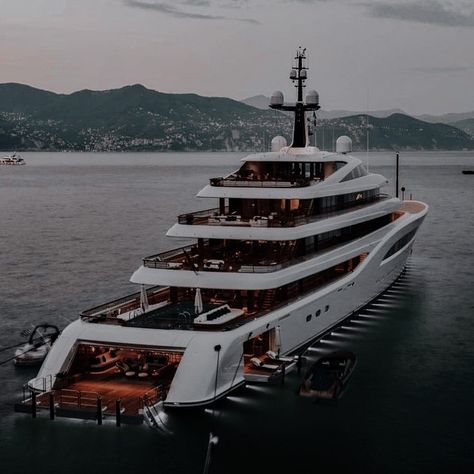 Expensive Yachts, Boat Aesthetic, Yacht Aesthetic, Yatch Boat, Big Yachts, Yacht World, Deck Boat, Yacht Party, Suite Life