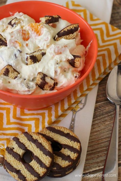 Dreamy Fudge Striped Cookie Dessert. This Dreamy Fudge Striped Cookie Dessert is very aptly named.  It’s fluffy and sweet and every bite is a little piece of heaven! #cookiedessert #dessertrecipes #dessertideas Cookie Salad, Fudge Stripe Cookies, Homemade Snickers, Photo Food, Creamy Desserts, Dessert Salads, Cookie Desserts, Decadent Desserts, Polenta