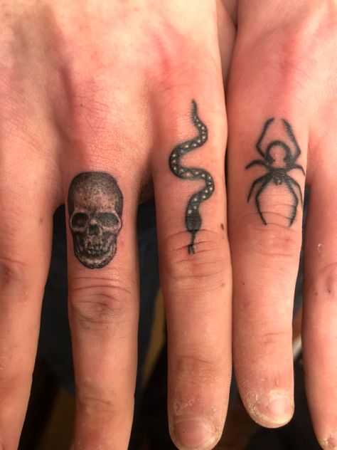 Finger tattoo Finger Tattoos Skull, Spider On Finger Tattoo, Spider Tattoo On Finger, Skull Finger Tattoos For Men, Finger Spider Tattoo, Finger Tattoos Spider, Horror Finger Tattoos, Skull Tattoo Finger, Finger Skull Tattoo