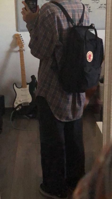 Black Backpack Outfit, Fjällräven Kånken, Backpack Outfit, Inside My Bag, Swaggy Outfits, 가을 패션, Grunge Aesthetic, Kanken Backpack, Fjallraven Kanken