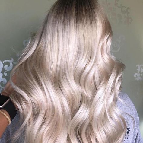 Creamy Caramel Blonde Hair, Champagne Toner For Blonde Hair, Champagne Platinum Blonde Hair, Champagne Blonde Formula, Pearl Blonde Hair Balayage, Blonde Balayage Formula, Wella Blonde Hair Color Shades, Powder Blonde Hair, Easy Blonde Hair Color