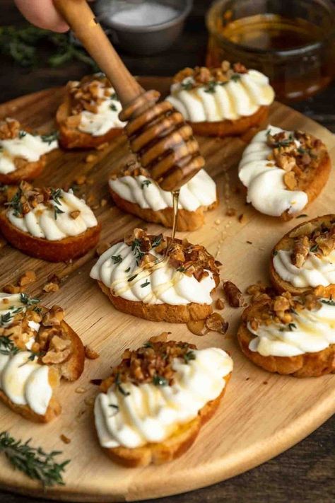 Ricotta Crostini, Whipped Ricotta, Xmas Food, Christmas Appetizers, Party Food Appetizers, Yummy Appetizers, Appetizers For Party, Finger Food, Appetizer Snacks