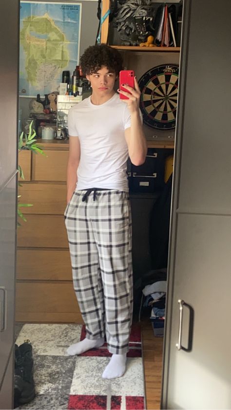 plaid pyjama pants outfit Boys Pyjamas Outfit, Men At Home Outfit, Guy In Pjs, Guys In Pajamas, Mens Pjs Aesthetic, Pjs Outfits Men, Pajama Pants Outfit Men, Pyjamas Aesthetic Men, Men Pajamas Aesthetic