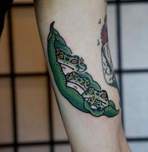 3 Frogs Tattoo, Traditional Tattoo Dark Skin, Clown Frog Tattoo, Trad Frog Tattoo, Weird Traditional Tattoo, Insect Sleeve Tattoo, American Traditional Animals, American Traditional Frog Tattoo, Frog Tattoo Traditional