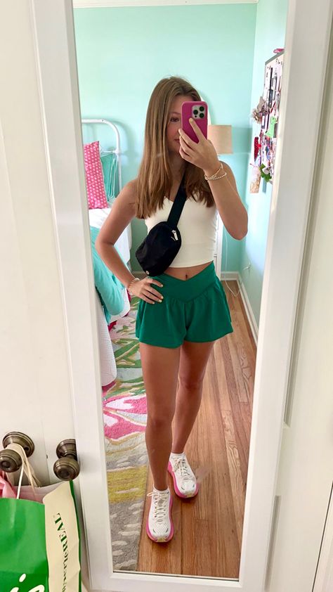 Aerie Crossover Shorts Outfit, Aerie Flowy Shorts Outfits, Summer Athletic Outfits Shorts, Red Lululemon Shorts Outfit, Aerie Shorts Outfit, Aerie Outfit Ideas, Hokas Outfit Ideas, Preppy Shorts Outfit, Athletic Shorts Outfits