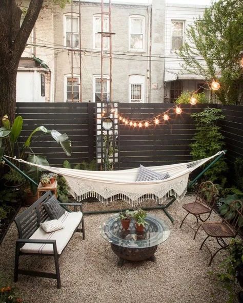 Cheap Backyard Makeover Ideas, Patio Chico, Design Per Patio, Low Maintenance Backyard, Easy Patio, Amazing Backyard, Backyard Hammock, Cheap Backyard, Budget Patio