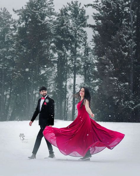 Snow-Clad Winter Themed Pre-Wedding Shoot Ideas - ShaadiWish Brittany Lee, Winter Engagement Photos Outfits, Snow Engagement Photos, Winter Engagement Pictures, Engagement Picture Outfits, Cute Engagement Photos, Couple Engagement Pictures, Pre Wedding Shoot Ideas, Engagement Pictures Poses