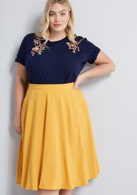 Plus Size Midi Skirt Outfits - Alexa Webb 2000s Punk Fashion, Simple Fashion Outfits Minimal Style, A Line Skirt Outfits, Yellow Midi Skirt, 2000s Punk, Spring Business Casual, Plus Size Summer Outfits, Midi Skirt Outfit, Look Plus Size