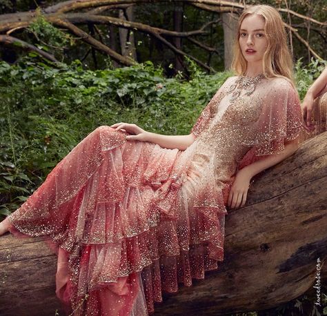 Into the woods ♥ Welcome to the Spring/Summer 2019 Marchesa collection Modern Fairy, Amazing Dresses, 파티 드레스, Fantasy Dresses, Luxury Dresses, Fantasy Gowns, Fantasy Dress, Pinterest Closet, Marchesa