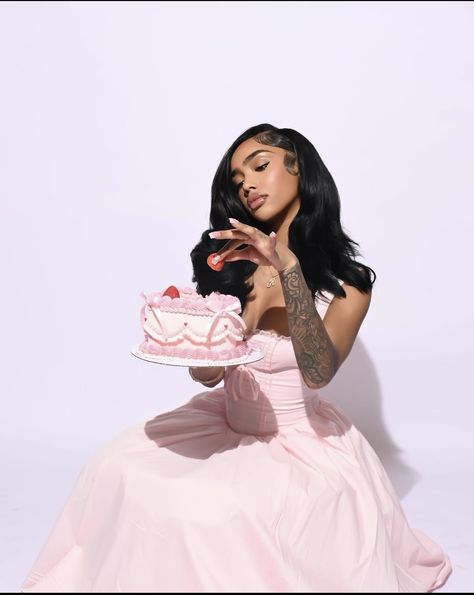 Birthday Shoot Poses For Women, Birthday Shoot Black Women, 19 Birthday Photoshoot Ideas, Birthday Photoshoot Ideas Pink, Pink Theme Photoshoot, Pink Birthday Photoshoot Ideas, Photoshoot With Cake, 23rd Birthday Photoshoot, 19 Photoshoot