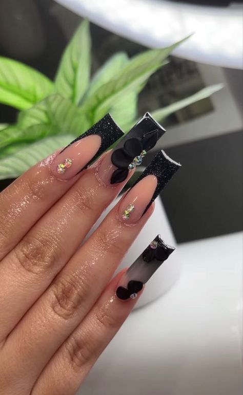 There's a new beauty trend taking over Instagram and it's absolutely stunning. Say hello to "quartz nails". Black Prom Nails, Black Quinceanera, Quinceanera Theme, Bday Nails, Quinceanera Nails, Hoco Nails, Black Acrylic Nails, Long Acrylic Nail Designs, Colored Acrylic Nails