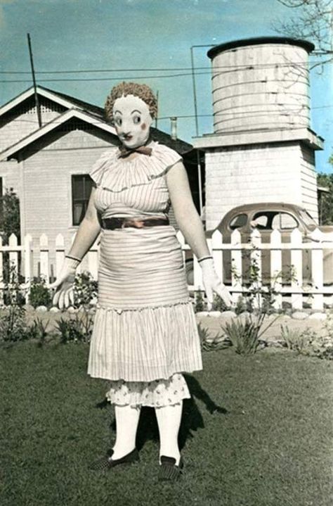 Creepy Old Photos, Creepy Halloween Costumes, Vintage Halloween Photos, Creepy Costumes, Creepy Vintage, Creepy Photos, Superhero Masks, Vintage Halloween Costume, Creepy Pictures