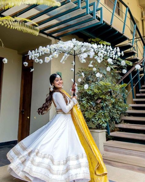 White Lehenga For Haldi, Haldi Theme Dress, White Haldi Outfit For Bride, Haldi Pic, Mehandi Poses, Haldi Ceremony Outfit For Bride, January Dress, Haldi Look For Bride, Haldi Photography