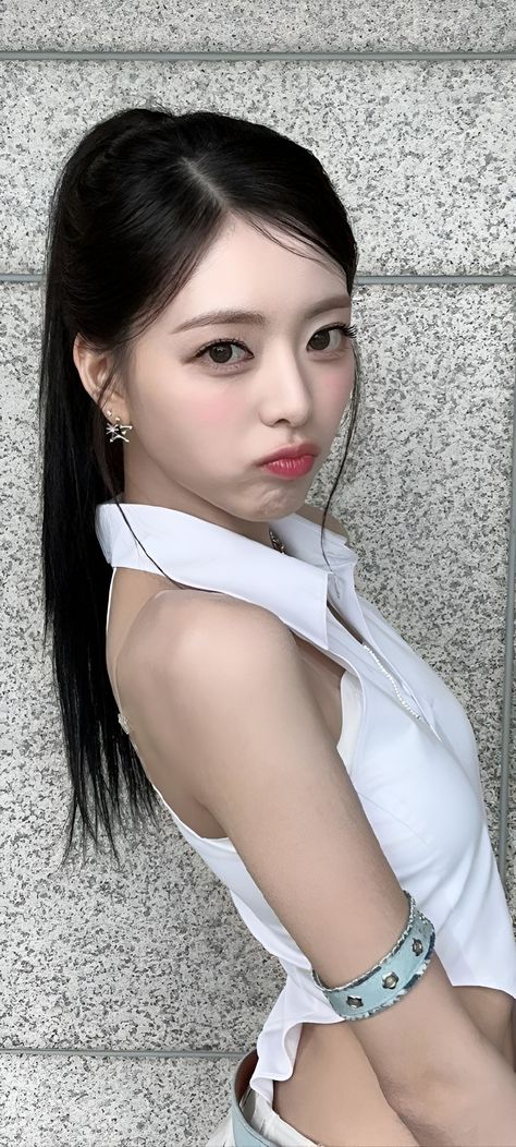 #Itzy #Yuna Yuna No Makeup, Yuna Itzy Hairstyle, Yuna Hairstyle, Kpop Ponytail, Itzy Hairstyles, Yuna Wallpaper, Black Hair Bangs, Pop Hair, Slicked Back Ponytail