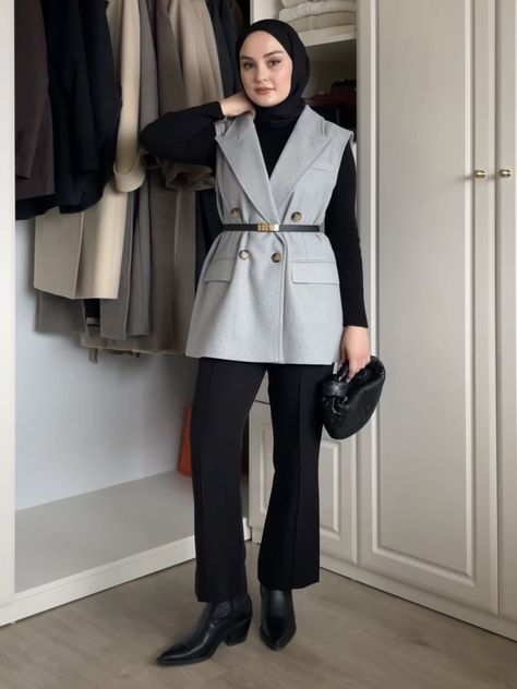 Office Wear For Hijabis, Vest Outfits For Women Hijab, Blazer Hijabi Outfits, Hijabi Blazer Outfit Formal, Autumn Outfits Hijab 2024, Flatlay Clothes, Simple Work Outfits, Stylish Outfits Casual, Hijabi Outfits Casual