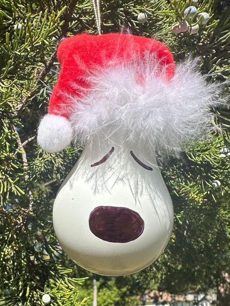 Snoopy Ornaments Diy, Diy Light Bulb Crafts, Etsy Christmas Ornaments, Recycled Light Bulbs, Diy Light Bulb, Light Bulb Crafts, Christmas Snoopy, Painted Light Bulbs, Bulb Ornaments