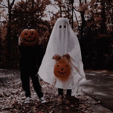 halloween, autumn, fall, spooky, ghost, aesthetic, photography, wallpaper, vintage Vintage Halloween Art, Cute Fall Wallpaper, Halloween Wallpaper Iphone, Halloween Orange, Halloween Photoshoot, Halloween Icons, Halloween Inspo, Season Of The Witch, Spooky Scary