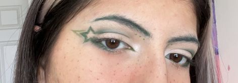 Dinosaur Eyeliner, Star Shaped Eyeliner, Green Star Makeup, Green Graphic Eyeliner, Green Eyeliner Looks, Green Eyebrows, Star Eyeliner, Liner Ideas, Looks Hippie