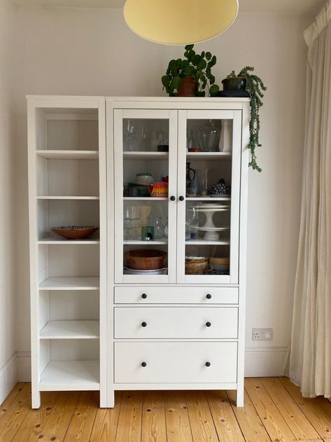 Ikea Hemnes Dining Room, Ikea Hemnes Shelf, Ikea Hemnes Kitchen, Hemnes Dining Room, Hemnes Bookcase Styling, Ikea Hemnes Bookshelf, Glass Cabinet Ideas, Ikea Idanas, Hemnes Glass Door Cabinet