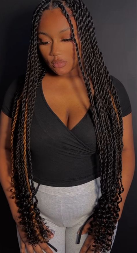 Senegalese With Curly Ends, Singles Twist Braids African Americans, Black And Brown Senegalese Twists, Sinagalease Twist Long, Singlesese Twist, Faux Twists Braids, Rope Twists Hairstyles, Knotless Twists With Curls, Medium Senegalese Twist With Curly Ends