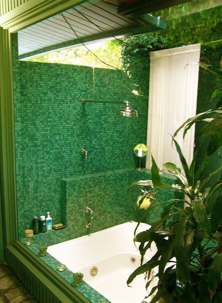 Green tile Emerald Green Bathroom, Jungle Bathroom, Bathroom Tiles Design Ideas, Green Tile Bathroom, Modern Bathroom Tile, Mosaic Bathroom, Bathroom Tile Designs, Green Tile, Green Interiors