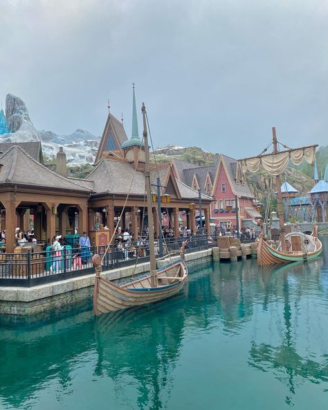 Frozen Palace, Disney Hong Kong, Asia Trip, Frozen Themed, Disney Sea, Hong Kong Disneyland, Disney Dream, Vacation Places, Disney Christmas