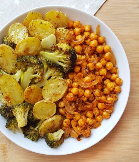 BRÓCOLI Y PATATAS AL HORNO, CON GARBANZOS ESPECIADOS A LA SARTÉN – ME GUSTA COMER SANO Delicious Vegetarian Dinner, Healthy Food Motivation, Healthy Lifestyle Food, Healthy Foodie, Idee Pasto Sano, Vegetarian Recipes Healthy, Vegan Recipes Healthy, Healthy Snacks Recipes, Diy Food Recipes