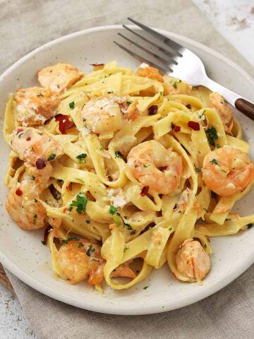 Salmon And Prawns Recipe, Salmon And Prawn Pasta, Prawn Pasta, Prawn Dishes, King Prawns, Prawn Recipes, Stir Fry Dishes, Salmon Pasta, Homemade Meals