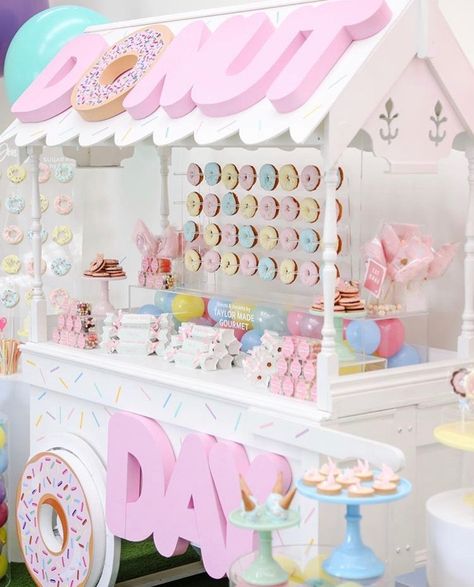 Candy Themed Party, Donut Birthday Parties, Ice Cream Birthday Party, Candy Cart, Candyland Birthday, Birthday Candy, Donut Party, Mini Pizza, Candy Party