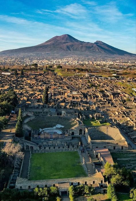 Pompeii Toga Night, Pompei Italy, Venice Lido, Ancient Library, Modern World History, Pompeii Ruins, Pompeii Italy, Bucket List Trips, Campania Italy