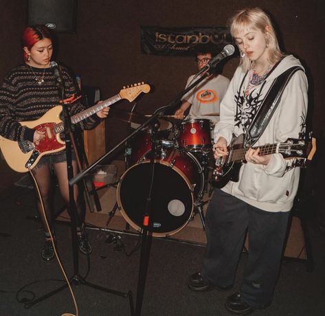 Bea And Eliana, Band Aesthetic, Indie Band, Band Au, Rockstar Aesthetic, Guitar Obsession, Garage Band, Rockstar Gf