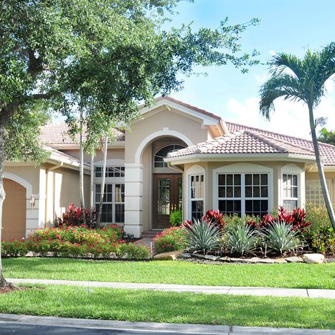 Florida Homes Exterior, Florida Plants Landscaping, Villa Landscape, Beach Landscapes, House Entry, Florida Landscape, Tropical Landscape Design, Front Yards Curb Appeal, Florida Landscaping