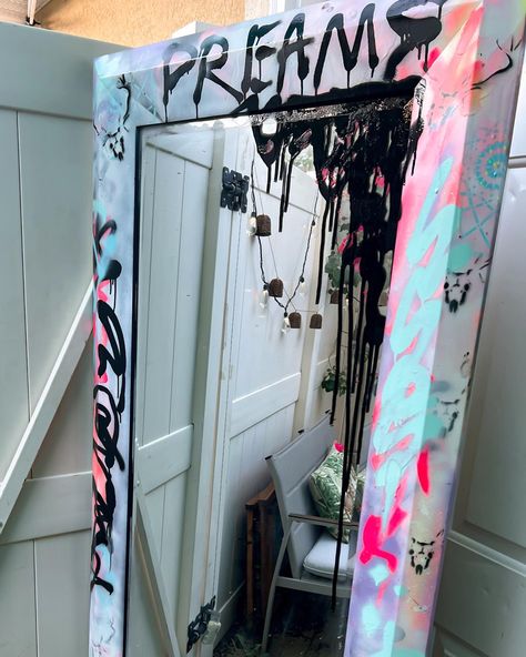 Full Body Mirror Painting Ideas, Paintings On Mirrors, Painting On Mirror Ideas, Mirror Customization, Painted On Mirror, Creative Mirror Frame Ideas, Art On Mirror, Painting On Mirror, Redoing Room