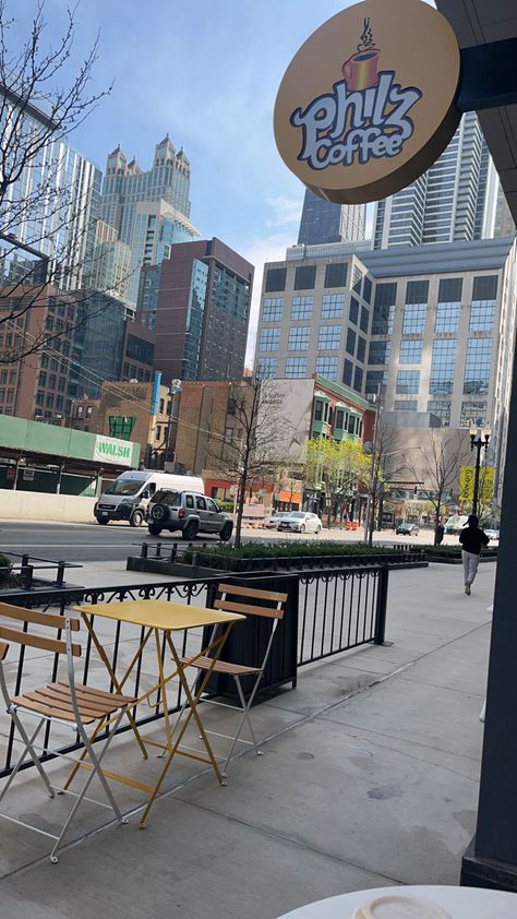 #philz #coffee #rivernorth #city #chicago #cloudy #spring Barista Lifestyle, Chicago Coffee, Chicago Trip, Chicago Aesthetic, Philz Coffee, Chi Town, Chicago River, Chicago Shopping, Aesthetic Shop